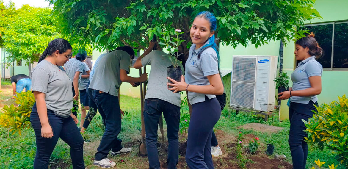 Voluntarios del programa “verde que te quiero verde”, realizan jornada de ornamentación en el campus.