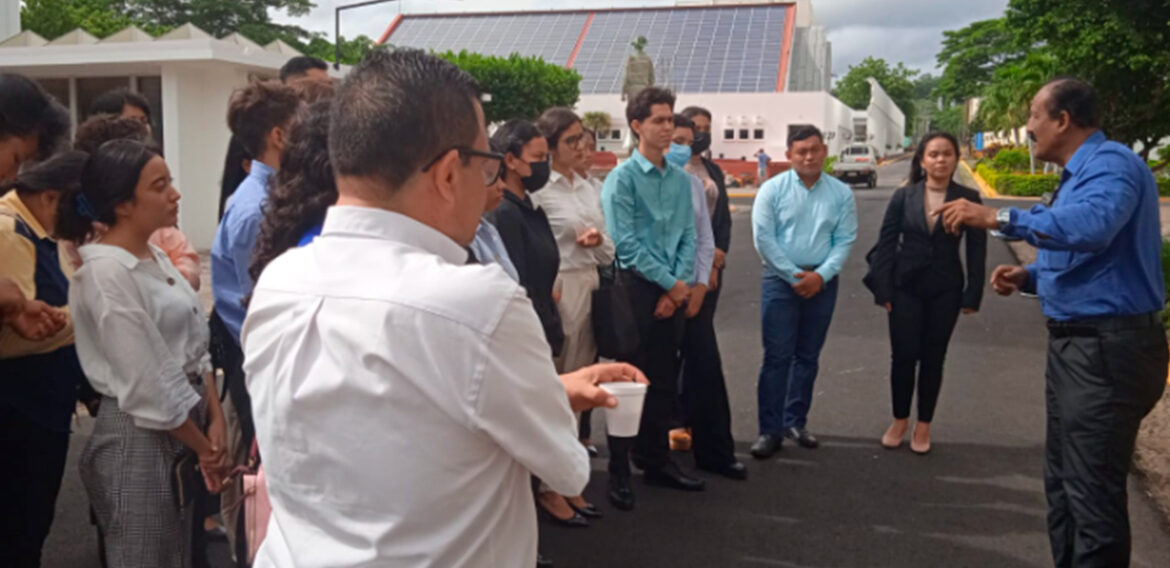 Estudiantes de la Carrera de Relaciones Internacionales y Comercio Exterior, realizan visita a la Asamblea Nacional