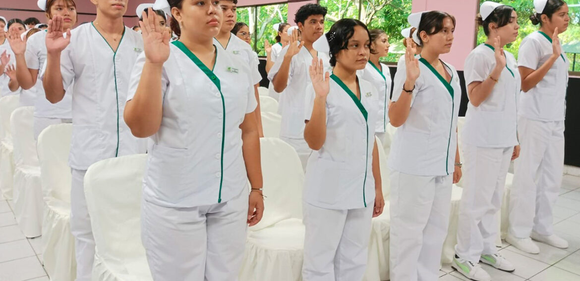 CEREMONIA DE IMPOSICIÓN DE SIMBOLOS DE LA CARRERA DE ENFERMERIA