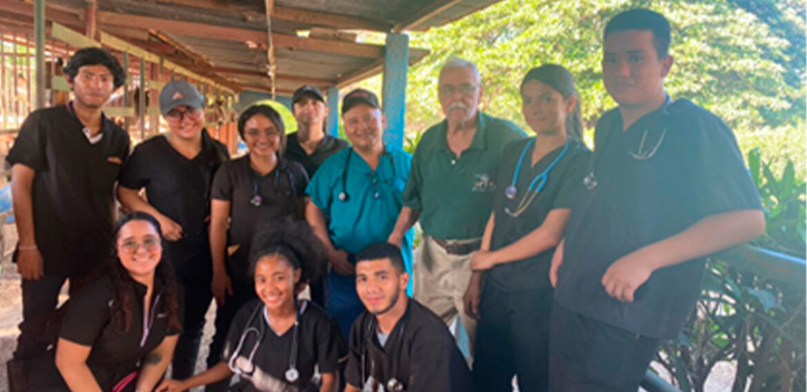 Estudiantes del tercer año de la carrera de Medicina Veterinaria de UCN del Campus Doral, realizaron su Primer Gira de Campo en la caballeriza Biber, ubicada en Nejapa.