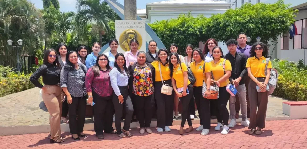 Estudiantes de UCN realizaron visita guiada a la Asamblea Nacional