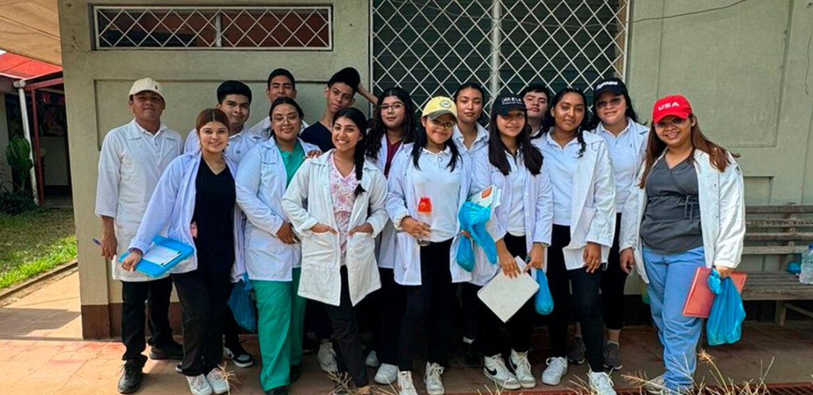 ESTUDIANTES DE LA CARRERA DE MEDICINA Y CIRUGÍA EN LUCHA ANTI EPIDÉMICA