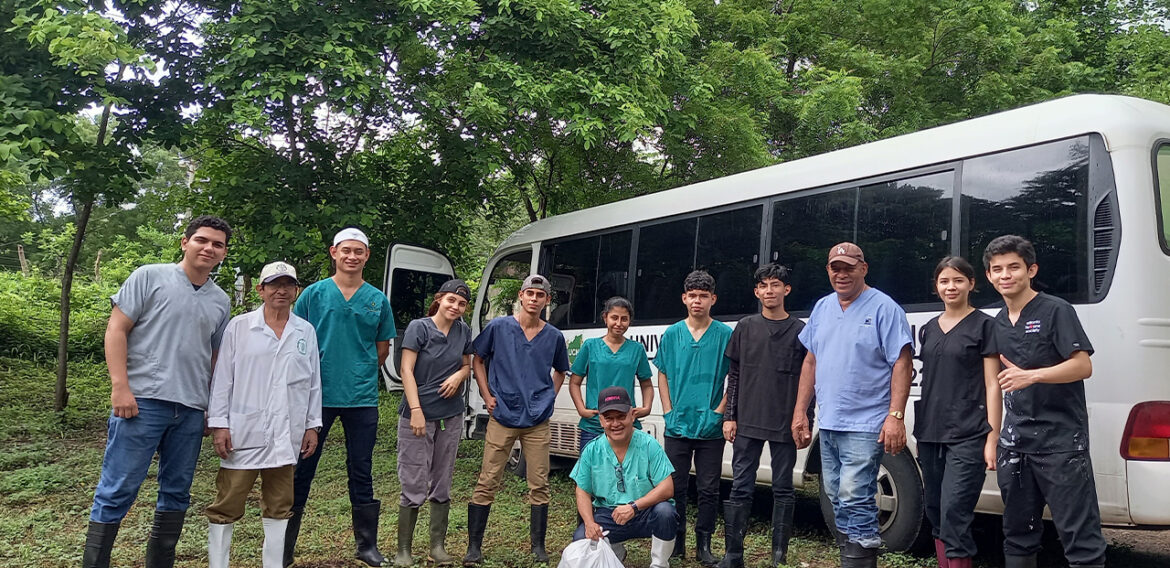 Estudiantes del Primer Año de Medicina Veterinaria de UCN del Campus Doral, realizaron su primera gira de campo en la Granja Porcina Los Jenízaros.