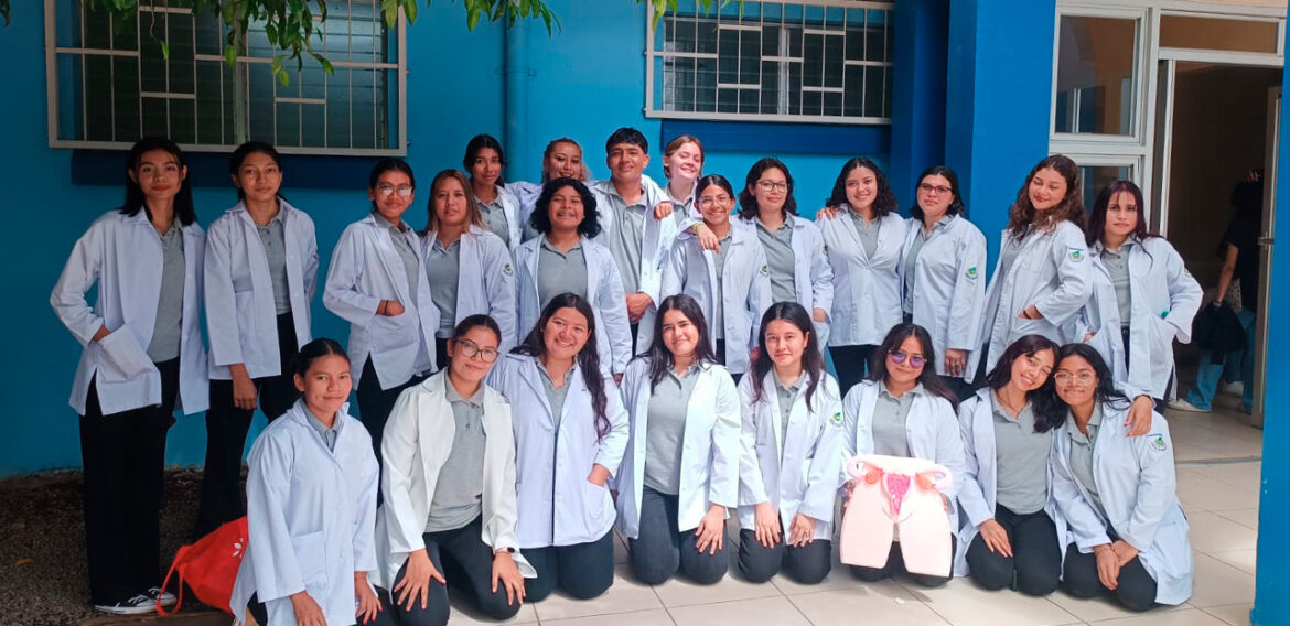 Actividad curricular en Centro de Salud Roberto Herrera con estudiantes de Enfermería