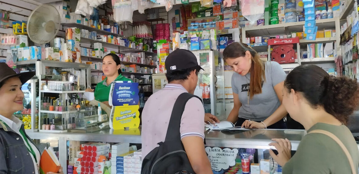 Estudiantes de la Facultad de Ciencias Económicas y Administrativas, realizan visita a negocios aledaños.