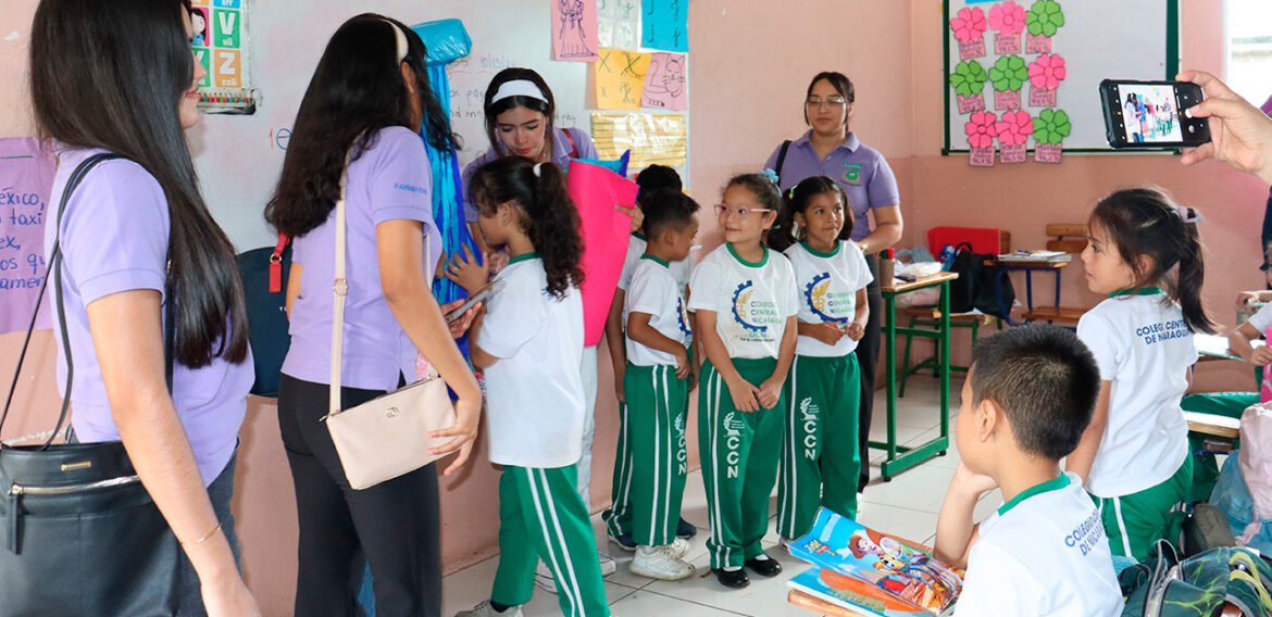 Estudiantes de Farmacia de UCN brindan charlas educativas en Colegio CCN-El Carmen