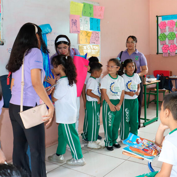 Estudiantes de Farmacia de UCN brindan charlas educativas en Colegio CCN-El Carmen