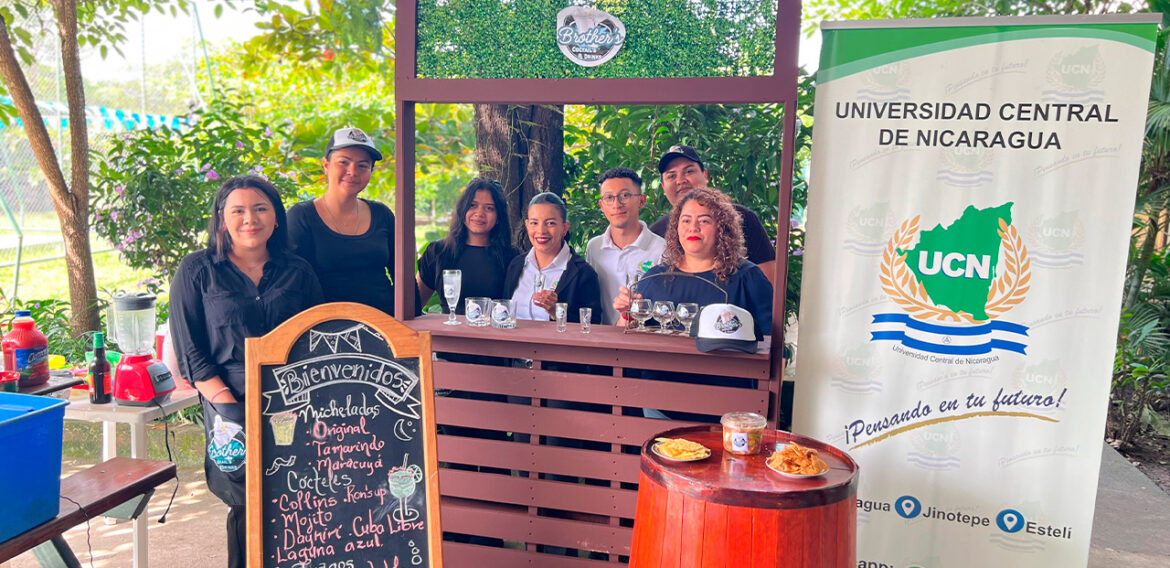 Feria de emprendedurismo con los estudiantes de la carrera de Contabilidad I y IV año.