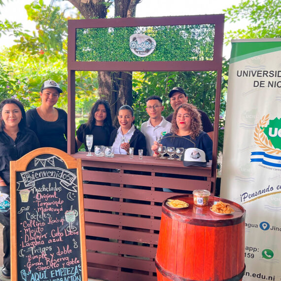 Feria de emprendedurismo con los estudiantes de la carrera de Contabilidad I y IV año.