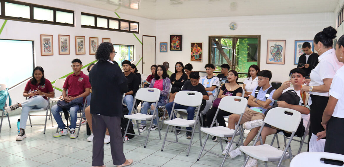 Club de Lectura Analiza “Yo antes de ti” con estudiantes de Ciencias Económicas