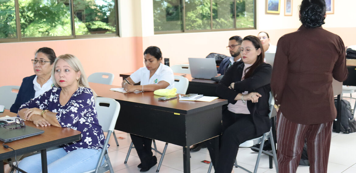 Sesión de Transformación Curricular en la Carrera de Medicina